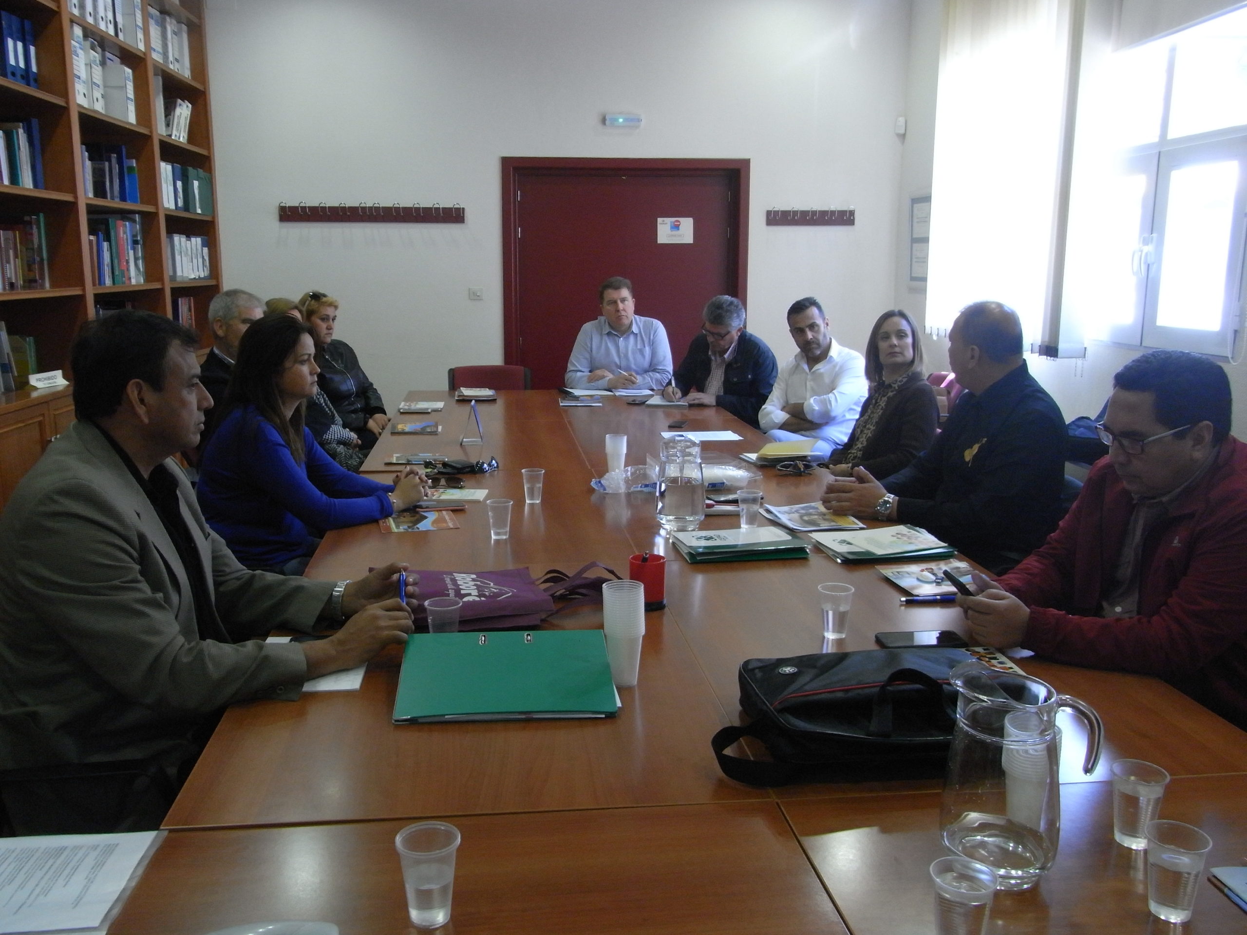 Alcaldes del Guadiato se reúnen con una delegación boliviana para compartir experiencias en materia de desarrollo local